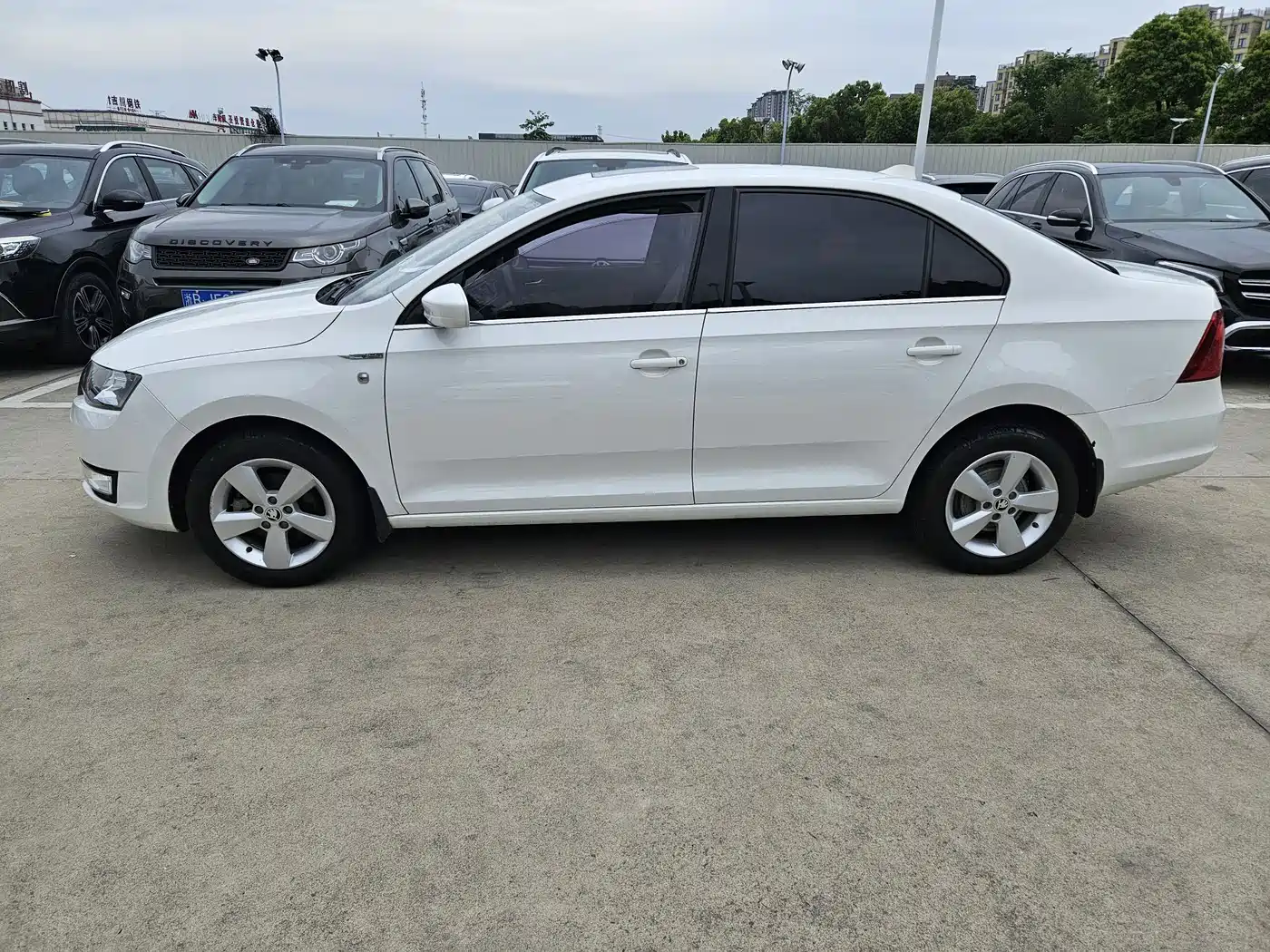 Škoda Rapid 2016 1.6L Manual Pioneer Edition фото 4