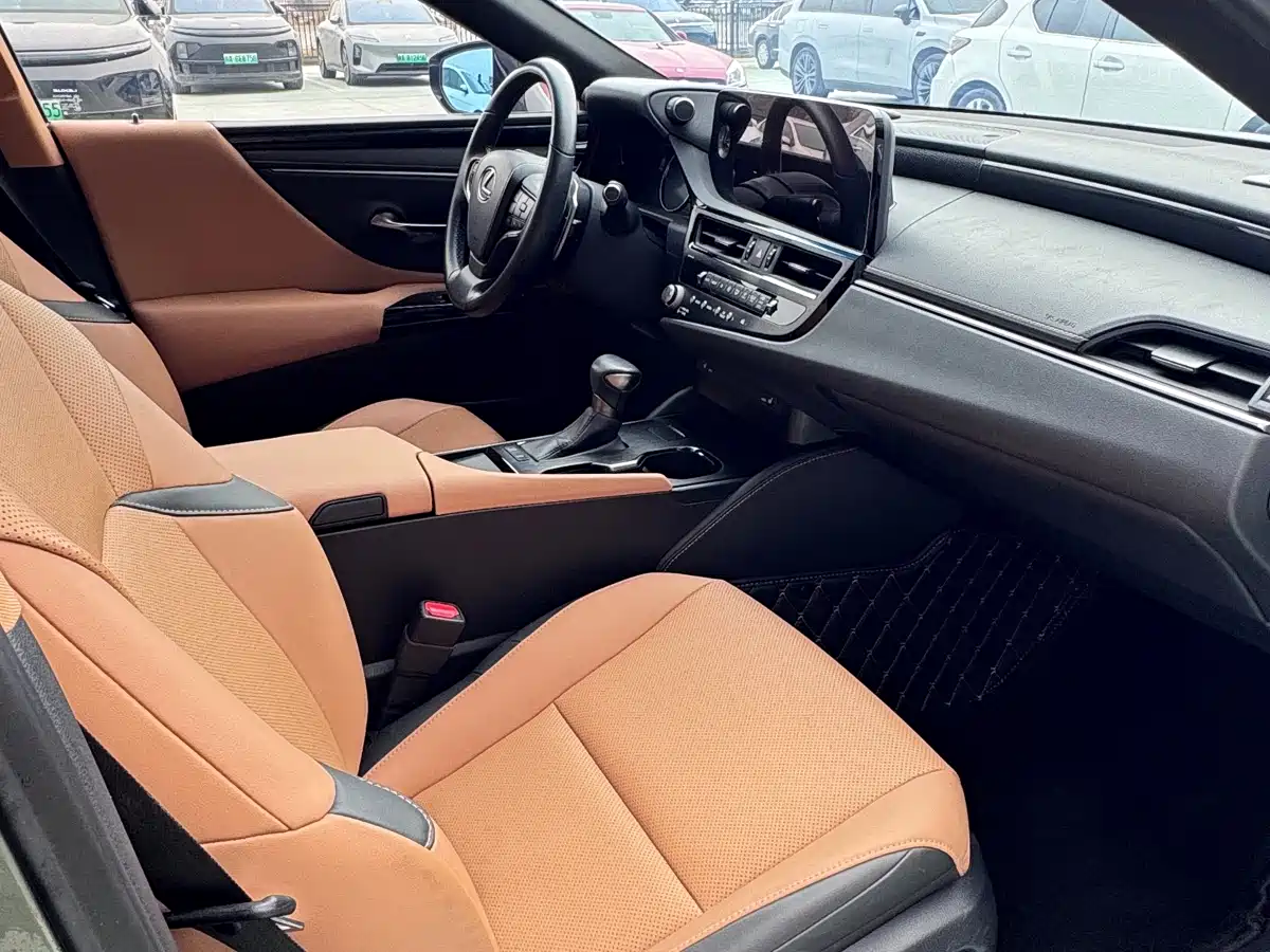 Lexus ES 2023 200 Excellence Edition фото 12
