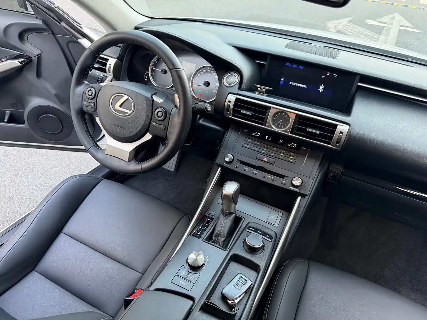 Photo 17 - Lexus IS