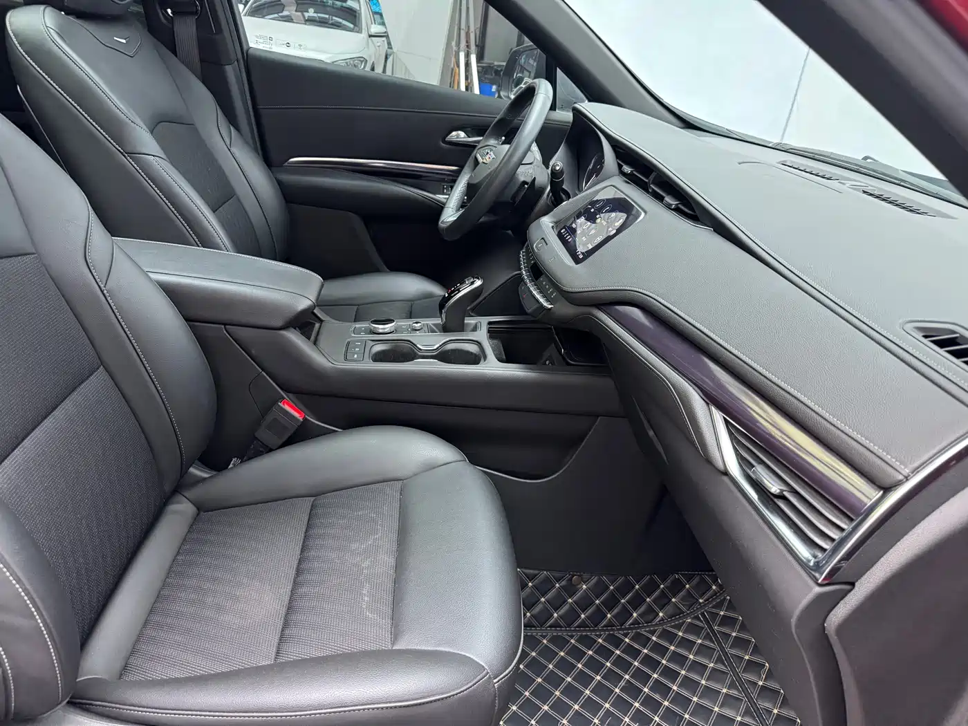 CADILLAC XT4