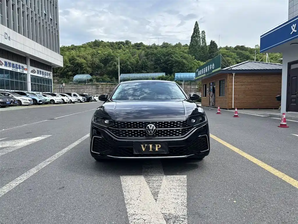 Volkswagen Passat 2023 Facelift 330TSI Starlight Elite Edition