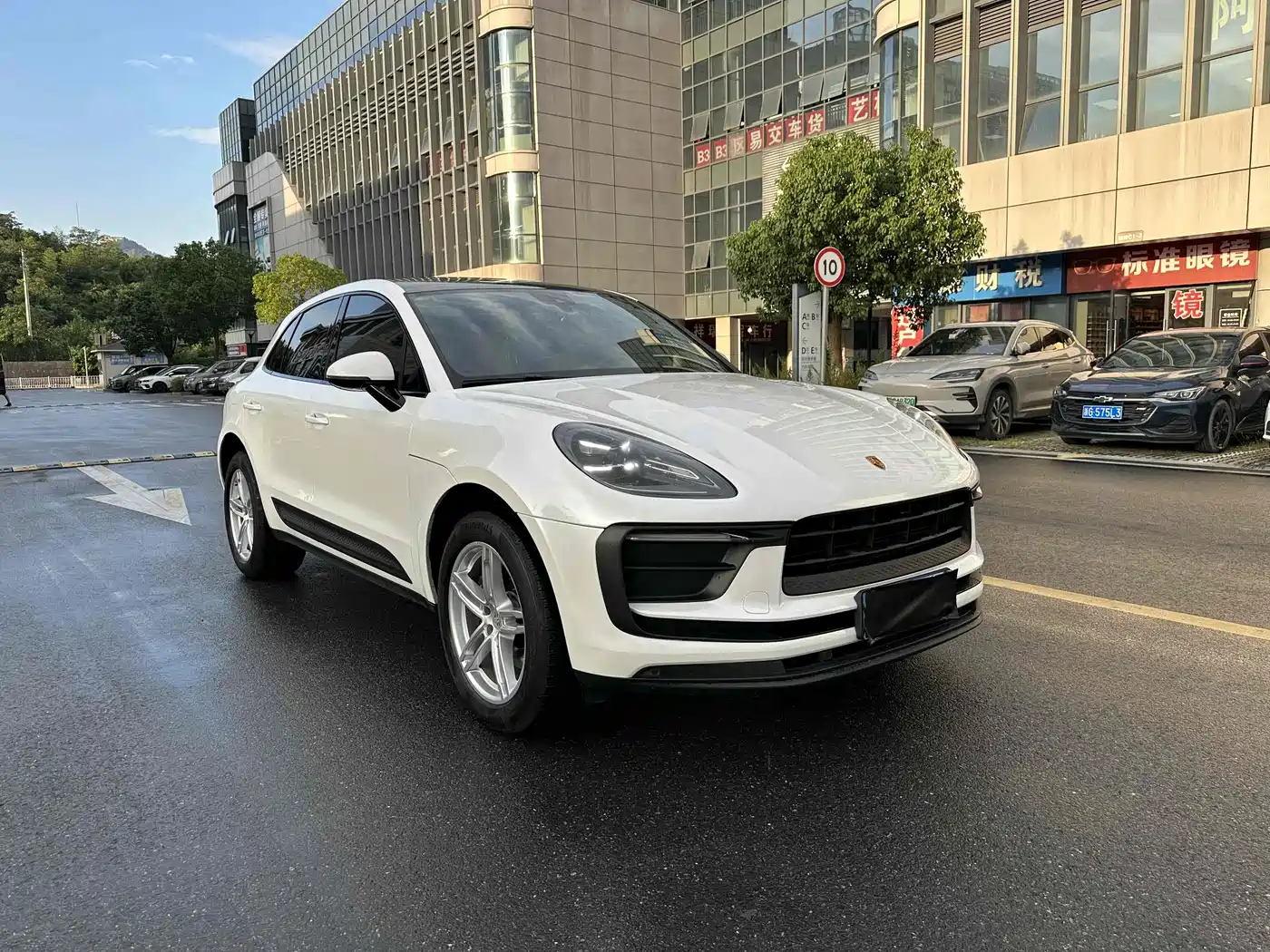 PORSCHE MACAN