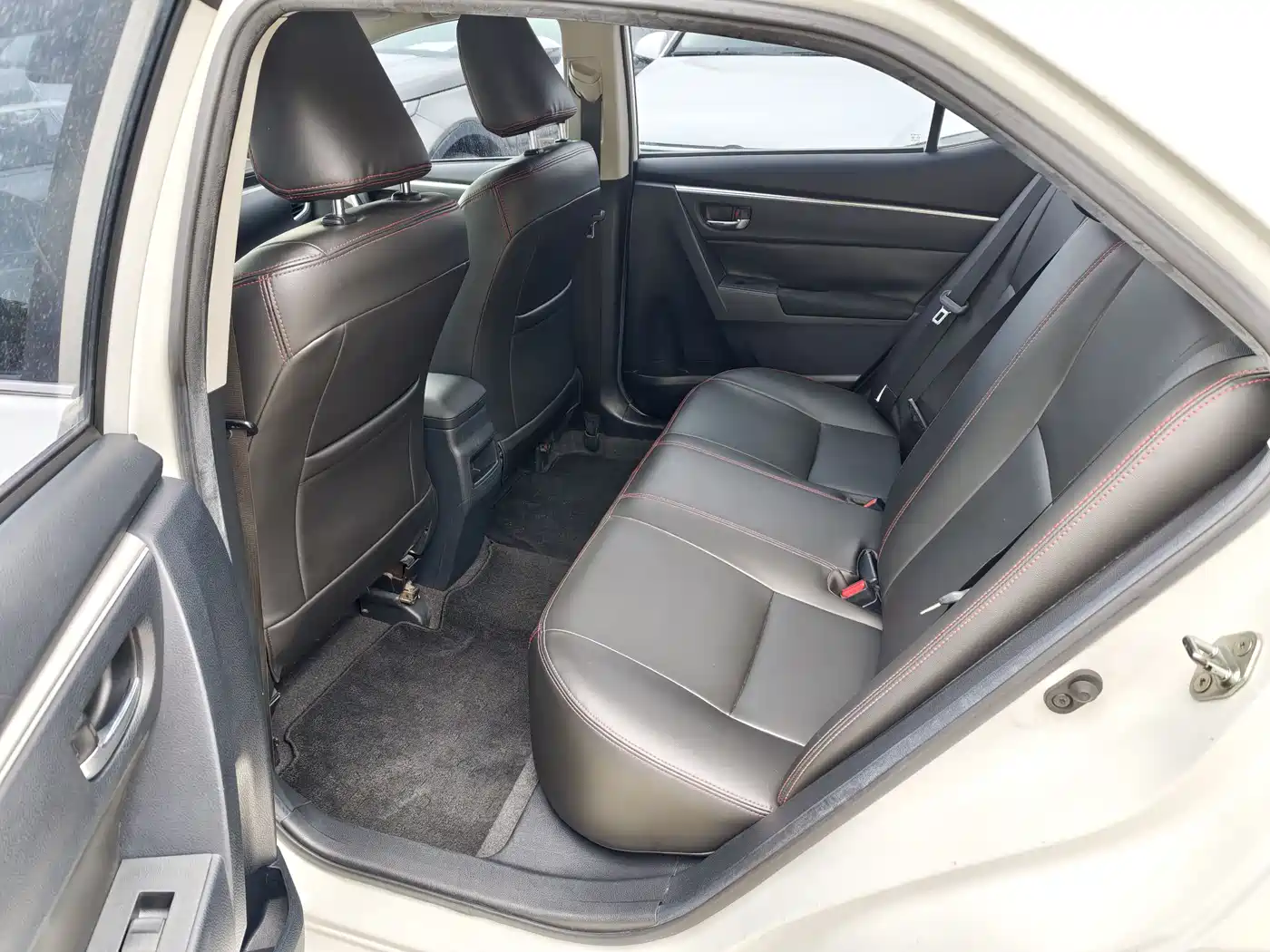 Toyota Corolla 2014 1.6L CVT GL-i фото 5