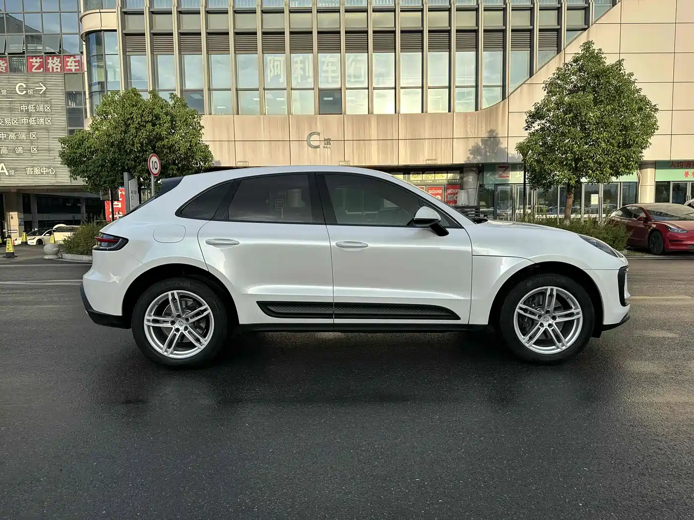 PORSCHE MACAN