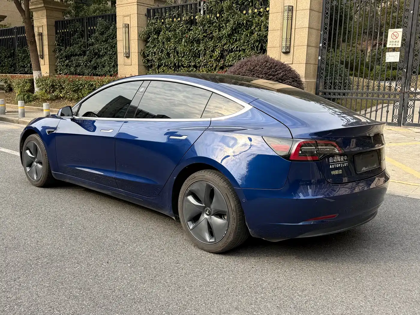 TESLA MODEL 3