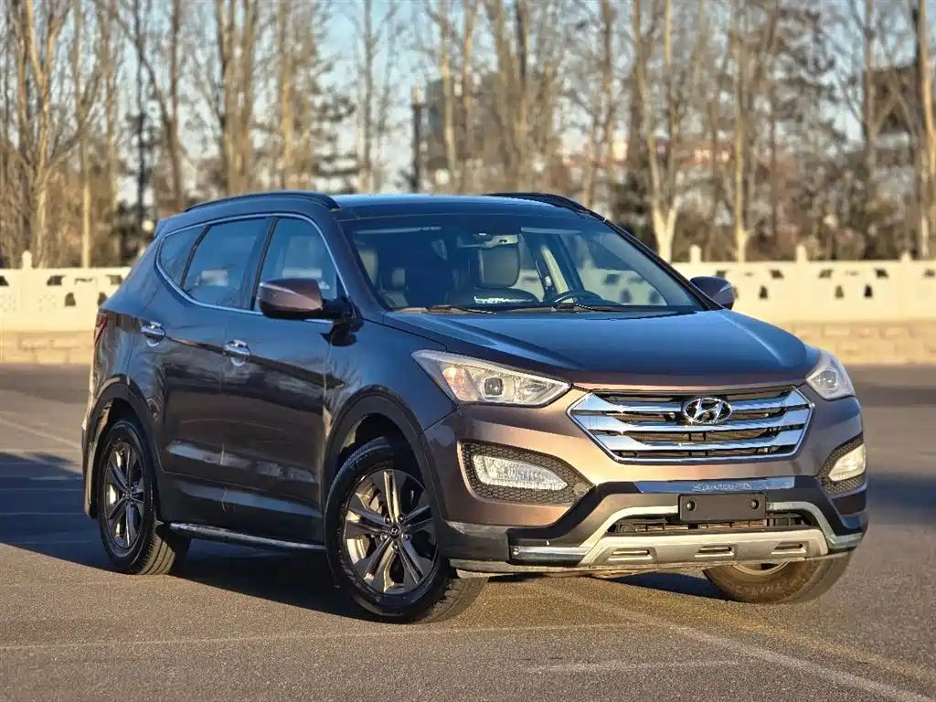 Hyundai Santa Fe 2013 Model 2.4L Automatic 2WD Smart