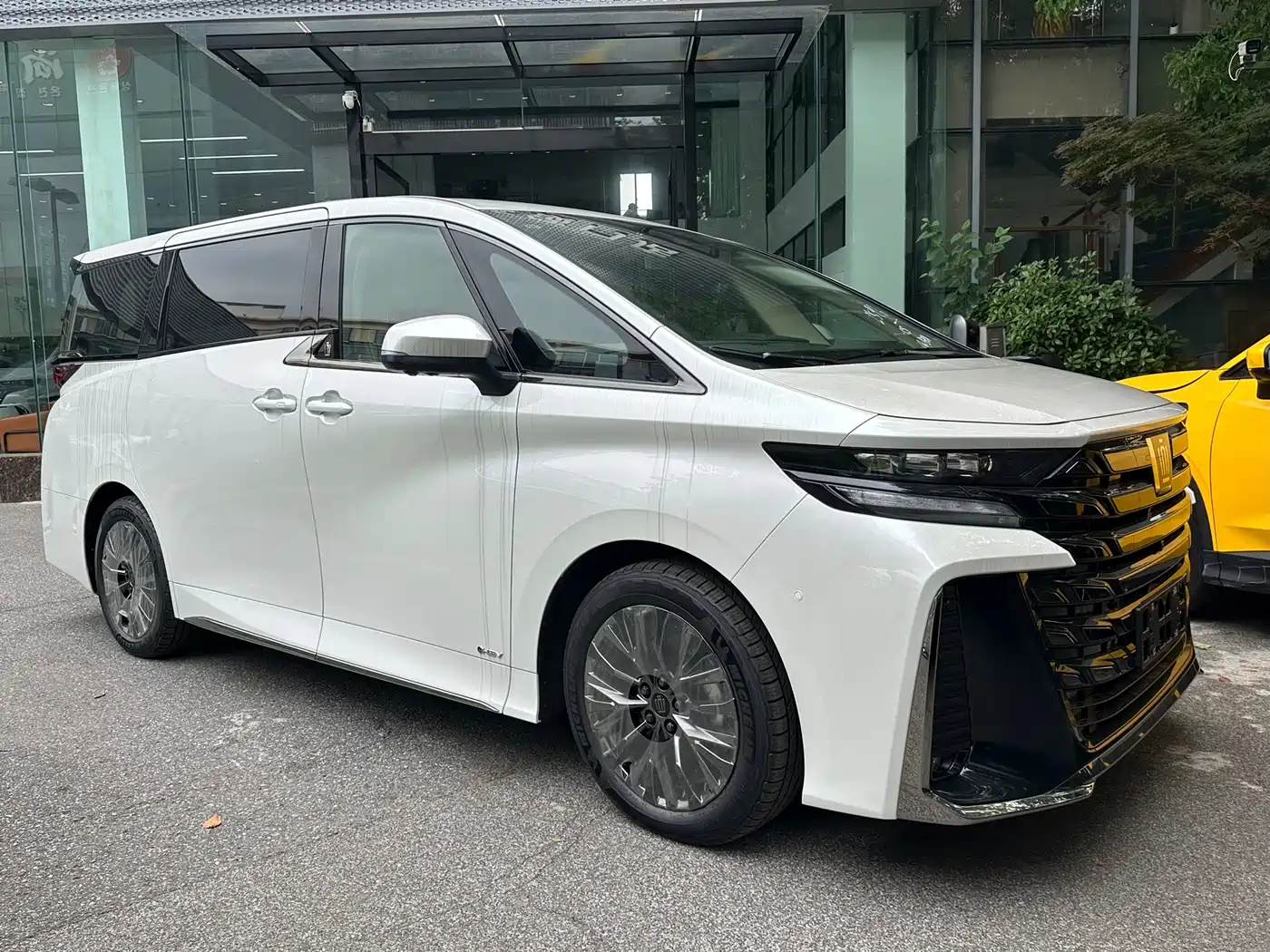 Toyota Vellfire 2025 Crown Hybrid 2.5L Ink Gold Executive Edition фото 3