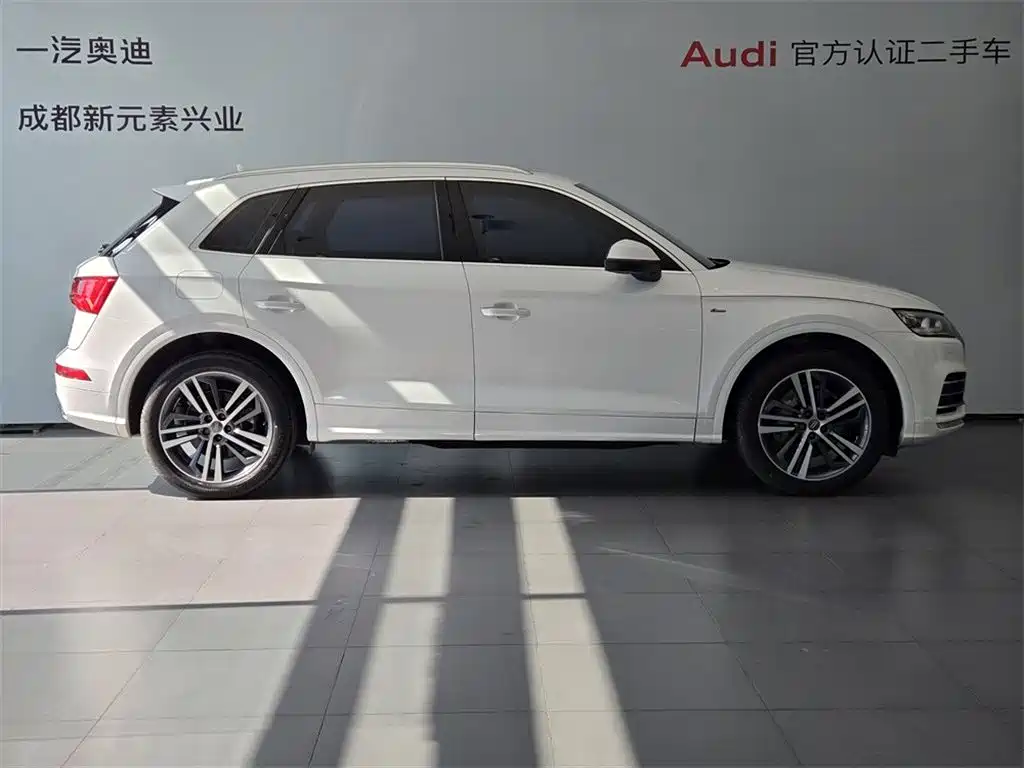 Audi Q5L 2020 Facelift 40 TFSI Honor Fashion фото 3