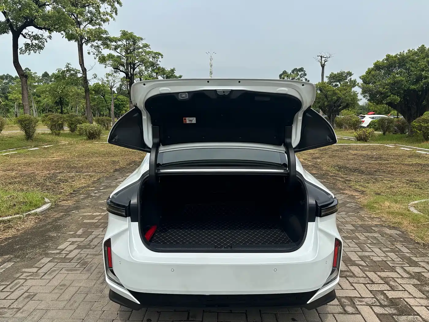 Lexus ES 2026 2025 Model 300h Base Version