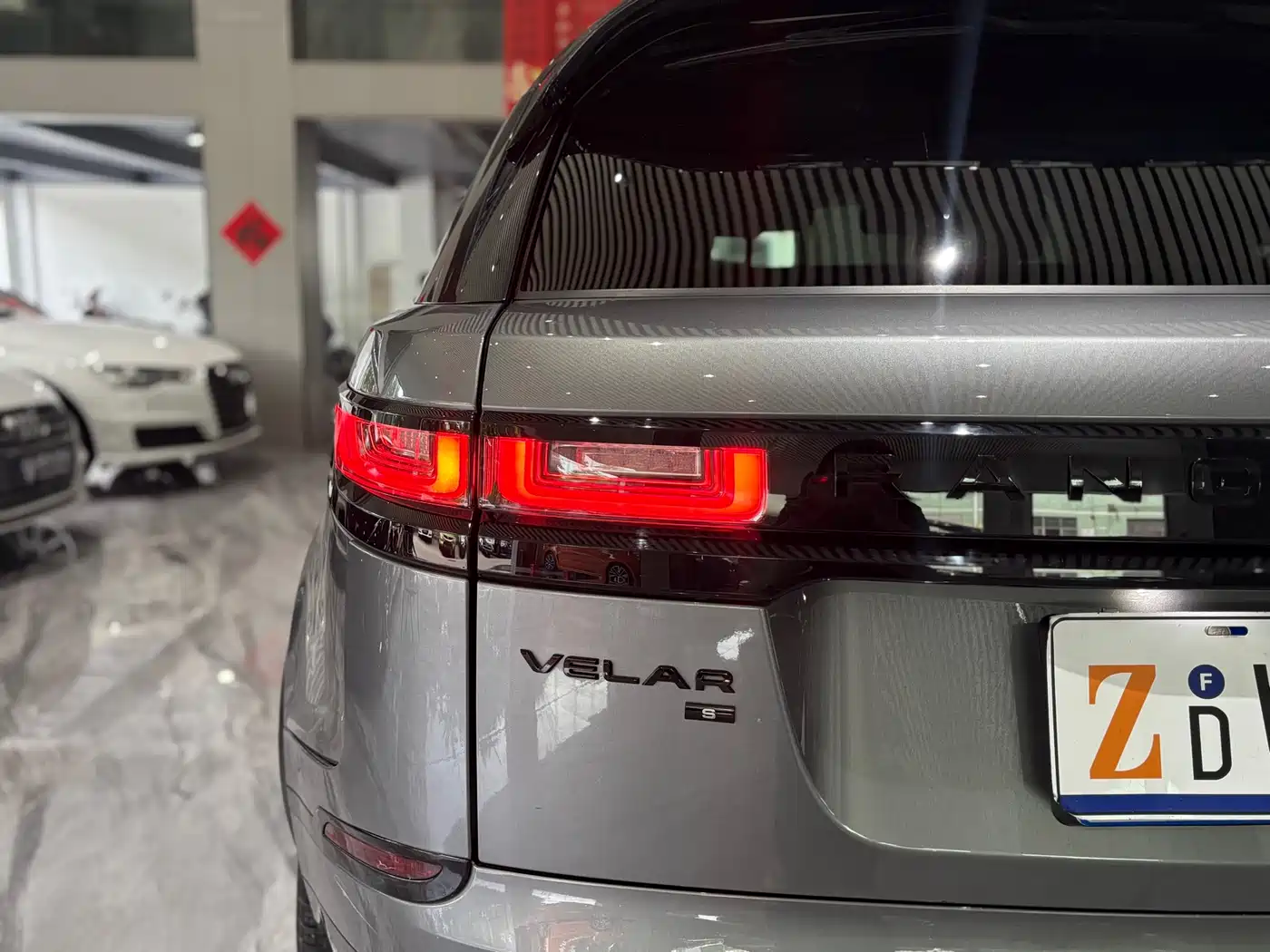 Land Rover Range Rover Velar 2021 P250 Gloss Black Collector's Edition фото 28