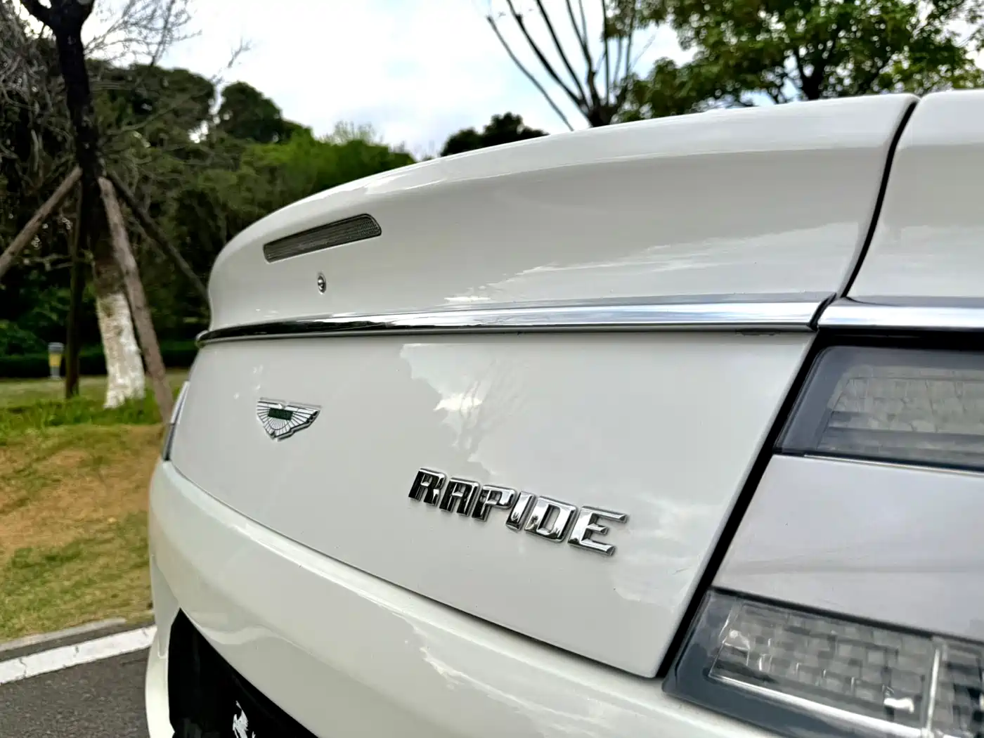 Aston Martin Rapide 2010 6.0L фото 28