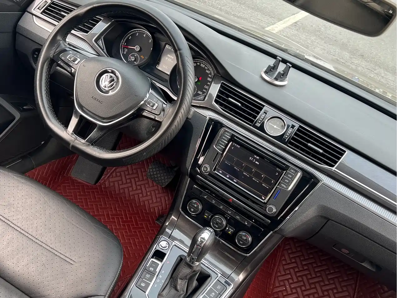 Volkswagen Passat 2017 330TSI DSG Luxury фото 10