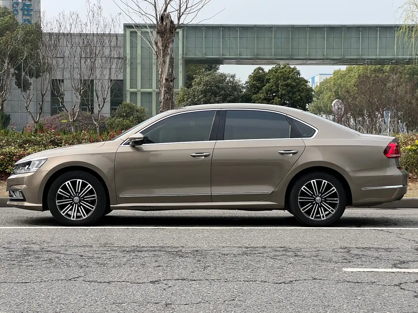 Volkswagen Passat 2017 330TSI DSG Luxury фото 6