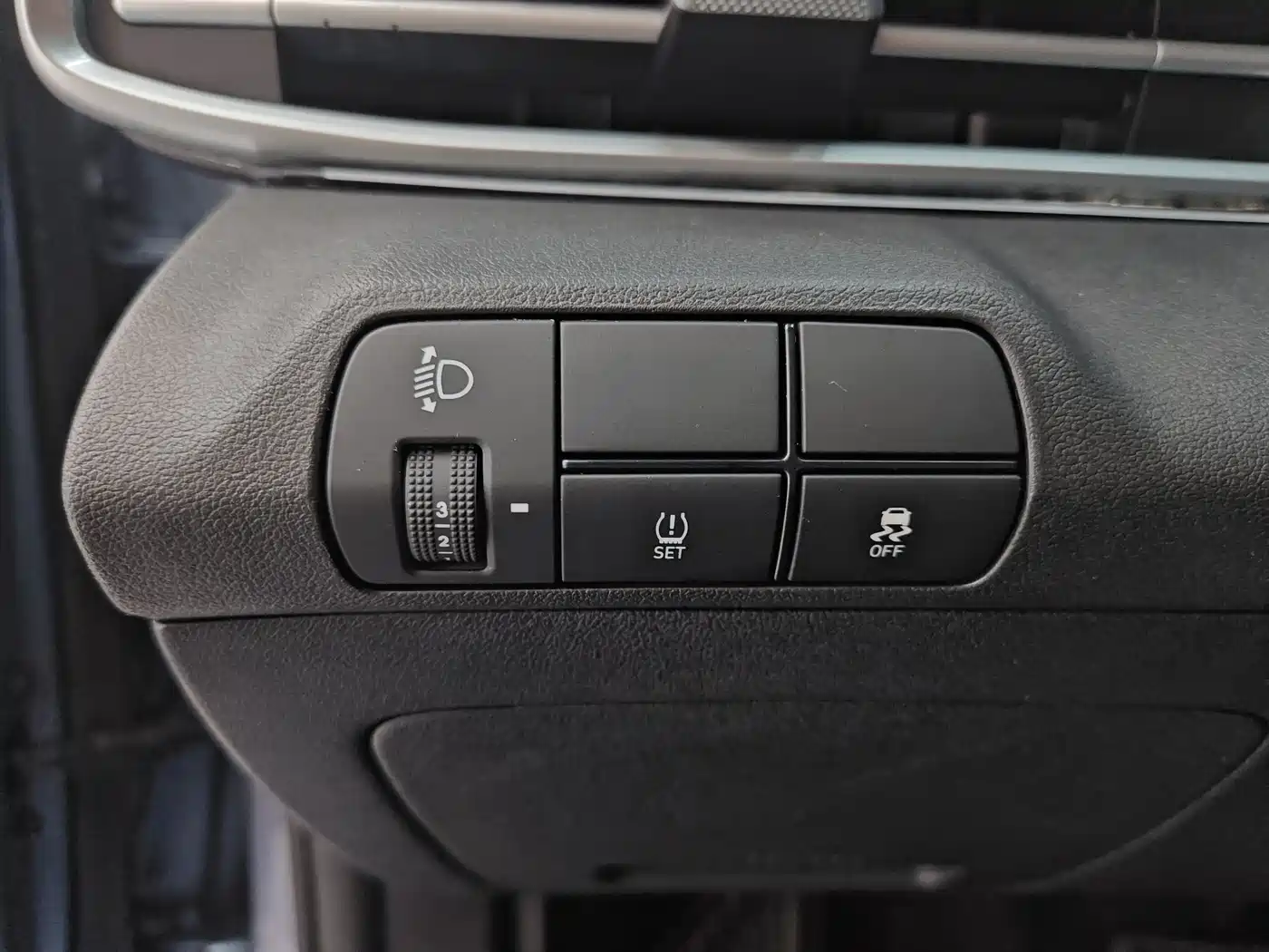 Hyundai Elantra 2023 Model 1.5L CVT LUX Premium Edition фото 21