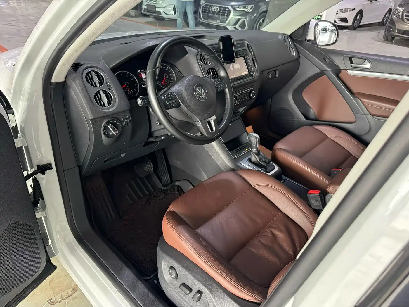Volkswagen Tiguan 2015 2.0TSI Comfort Edition фото 7