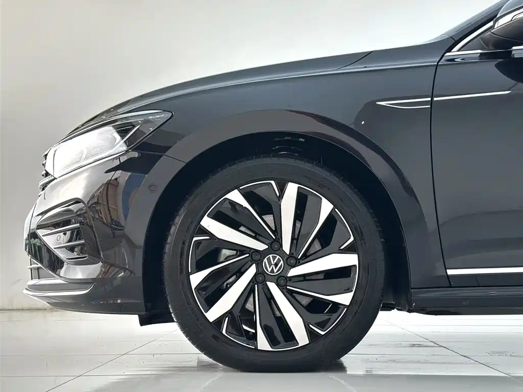 Volkswagen Passat 2023 Facelift 380TSI Luxury Edition фото 9