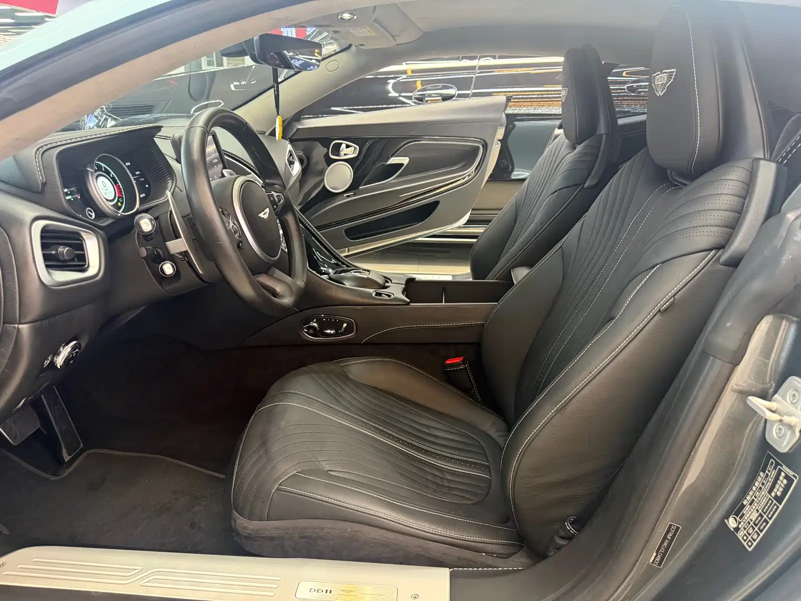 Фото 5 - Aston Martin DB11