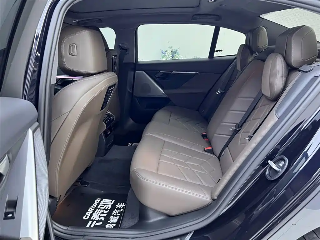 BMW 5 Series 2025 525Li M Sport Package фото 18