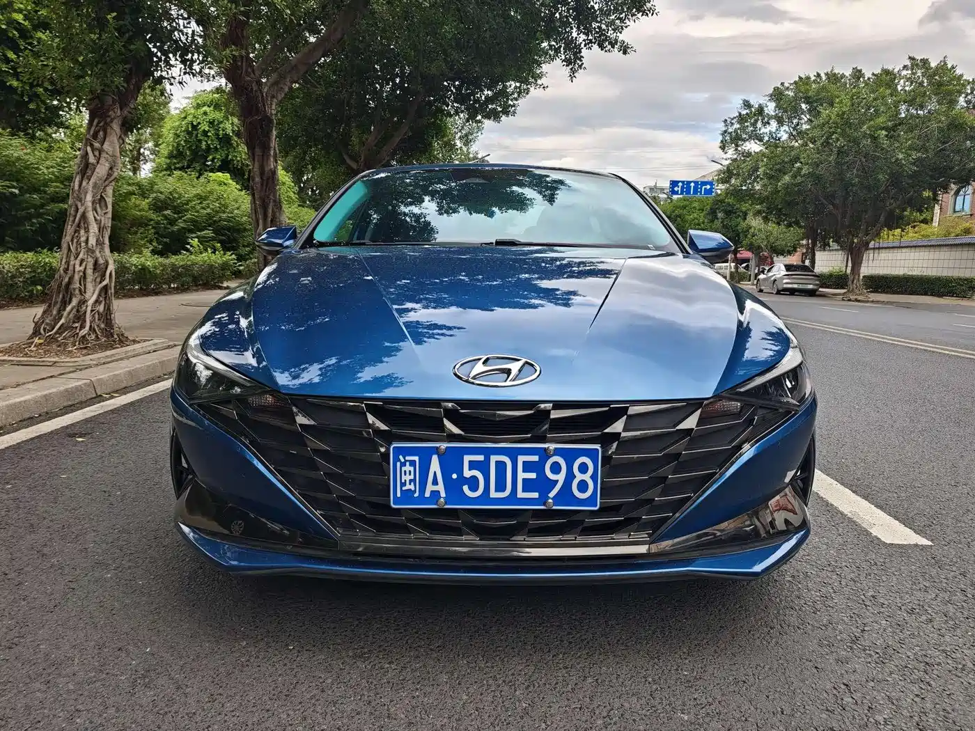 Hyundai Elantra 2021 1.5L CVT LUX Premium Edition фото 2