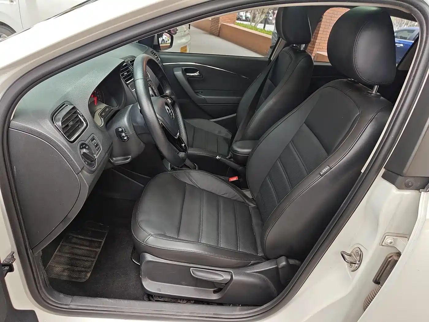 Volkswagen Polo 2014 1.6L Automatic Luxury Edition фото 9