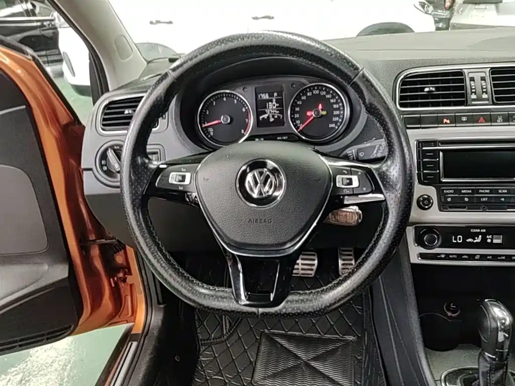 Volkswagen Polo 2016 1.6L Cross Polo Automatic фото 11