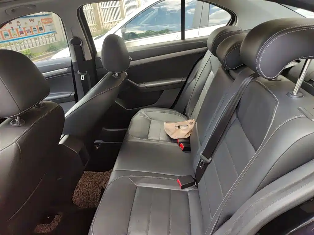 Volkswagen Lavida 2015 1.6L Automatic Comfort Edition фото 15