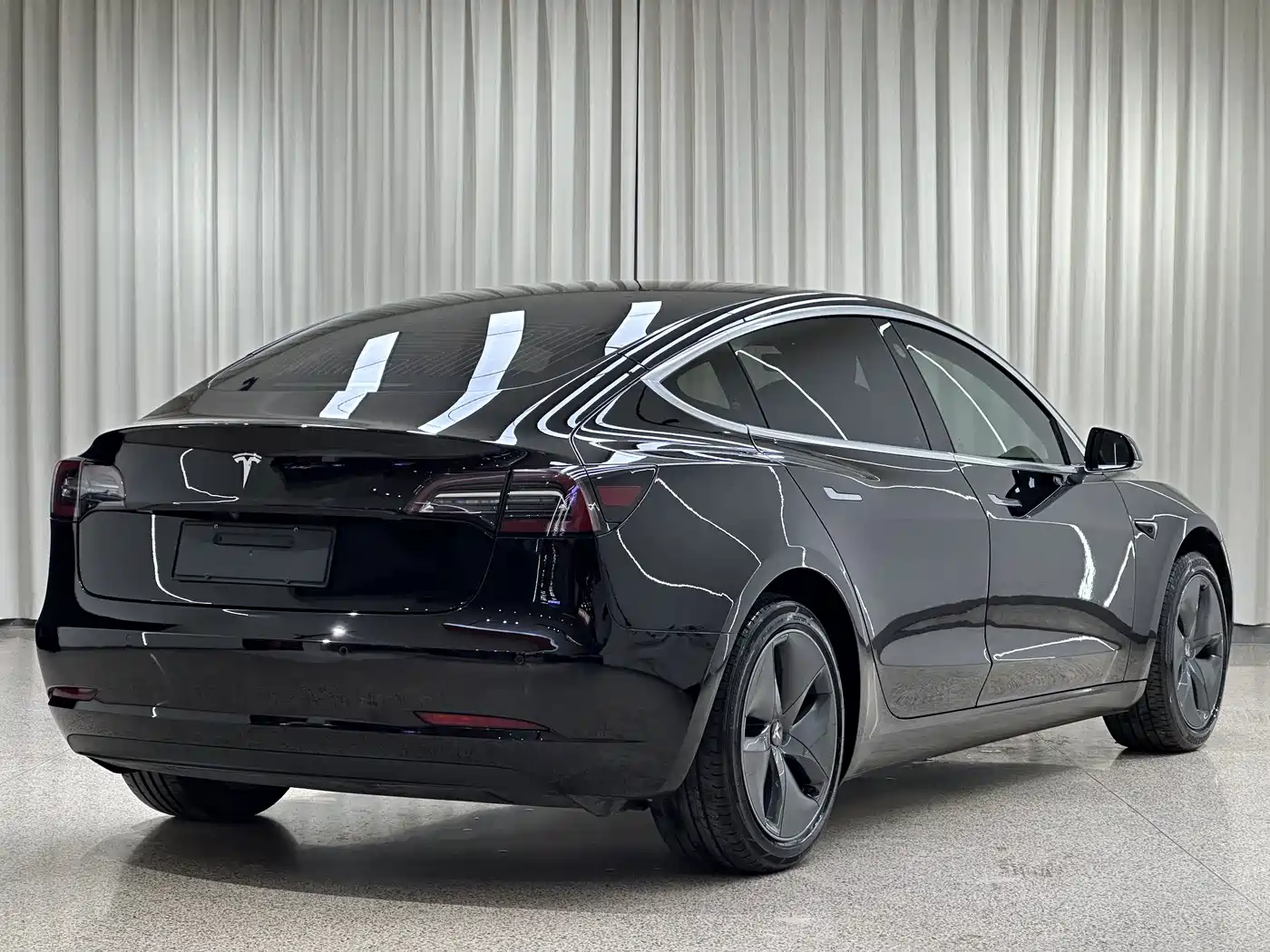 Фото 6 - Tesla Model 3