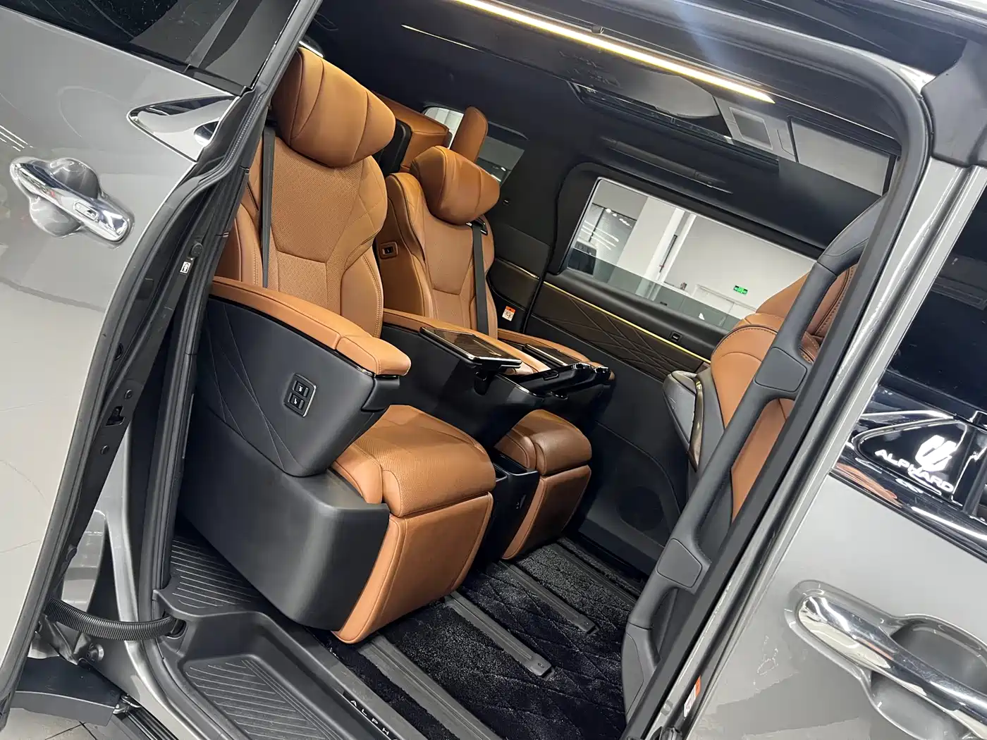 Toyota Alphard 2024 Hybrid 2.5L Ultimate Enjoyment Edition фото 13
