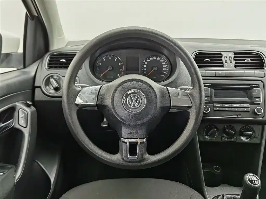 Volkswagen Polo 2013 1.4L Manual Trend Edition фото 11