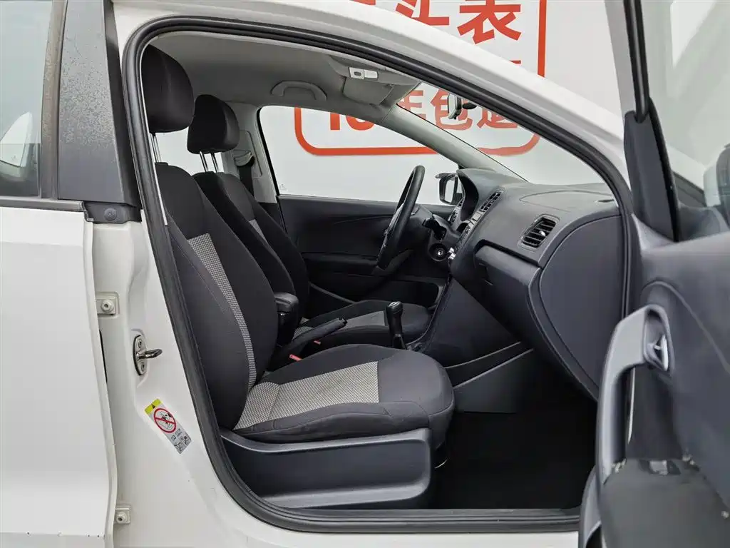 Volkswagen Polo 2013 1.4L Manual Trend Edition фото 23