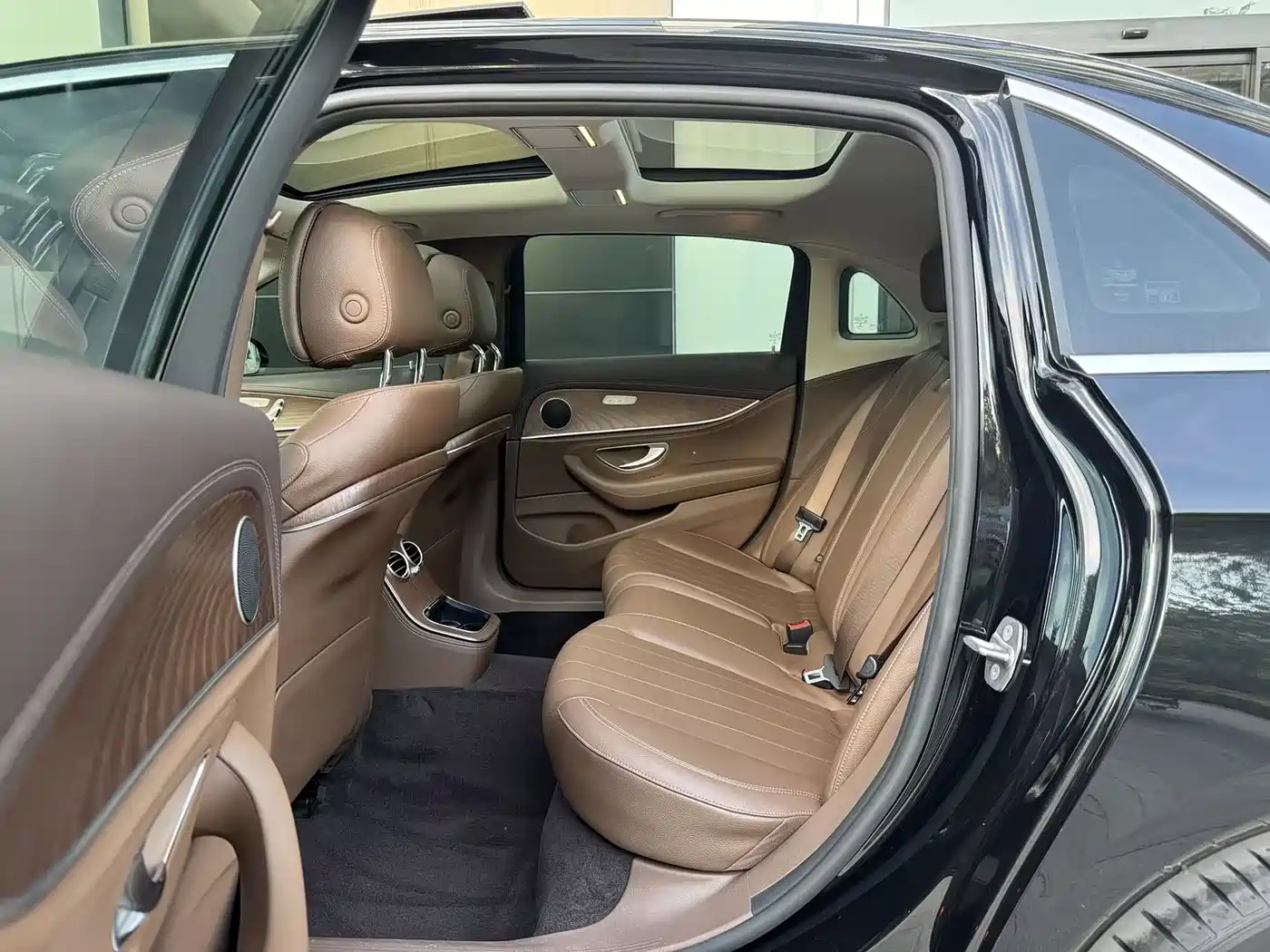 Mercedes-Benz E-Class 2022 E 300 L Fashion фото 11