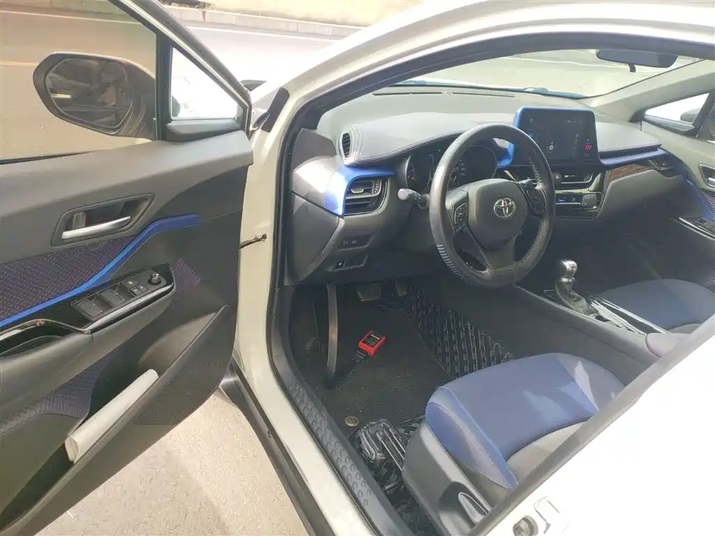 Toyota C-HR 2018 2.0L Leading Sunroof Edition V фото 9