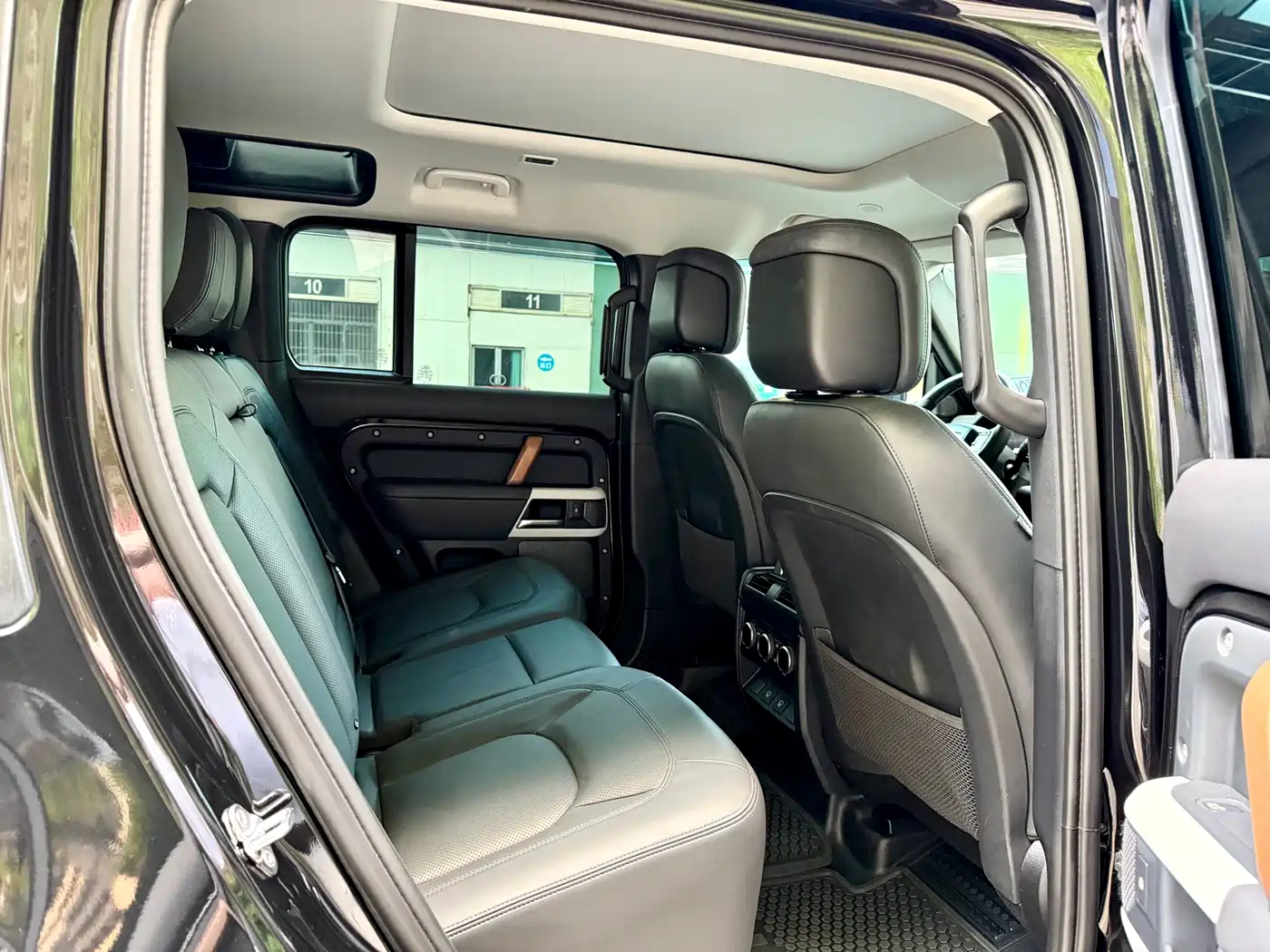 Land Rover Defender 2022 110 P400 Dark Special Edition фото 9