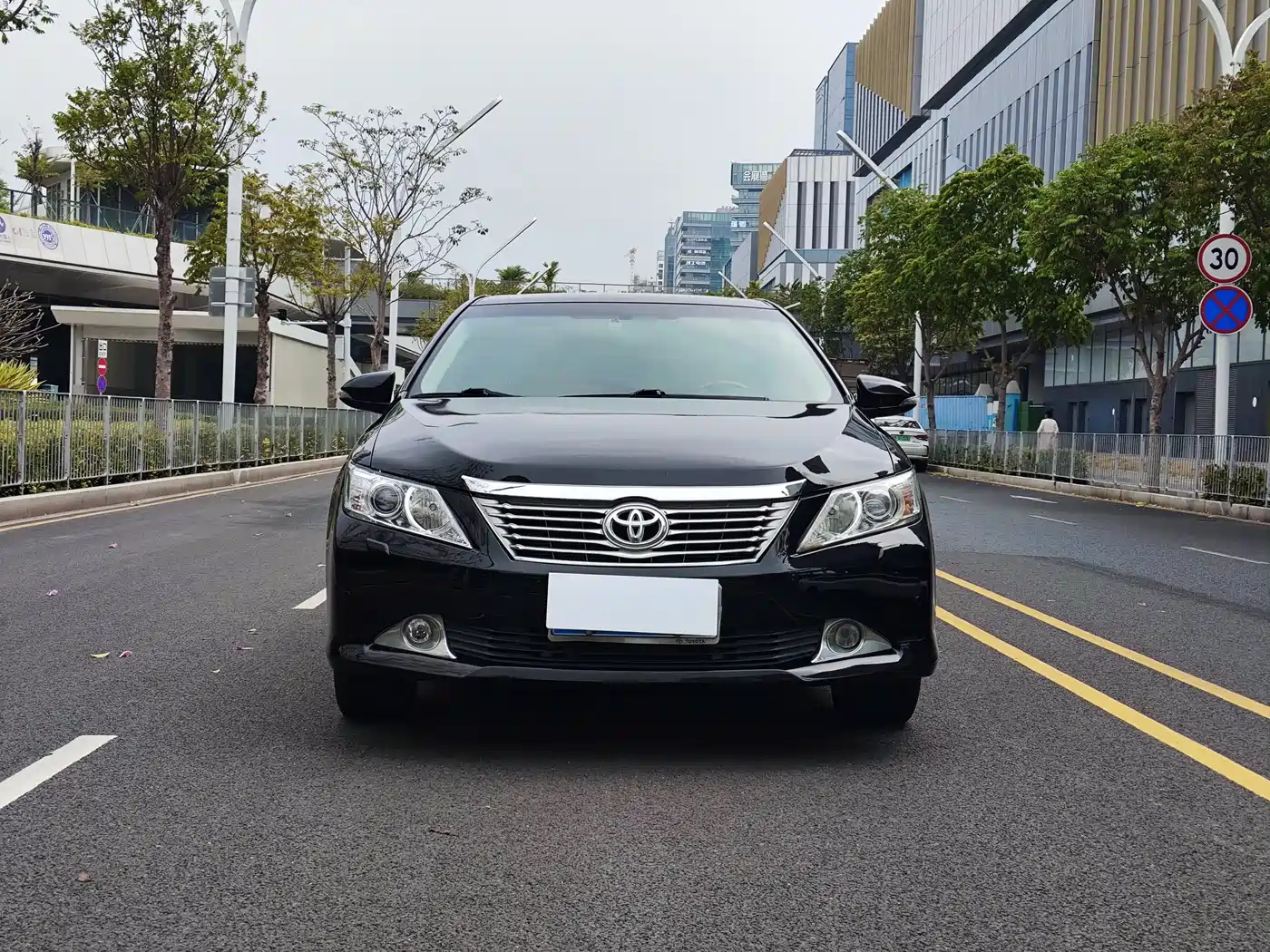 Toyota Camry 2012 2.5V Premium Navigation Edition фото 2