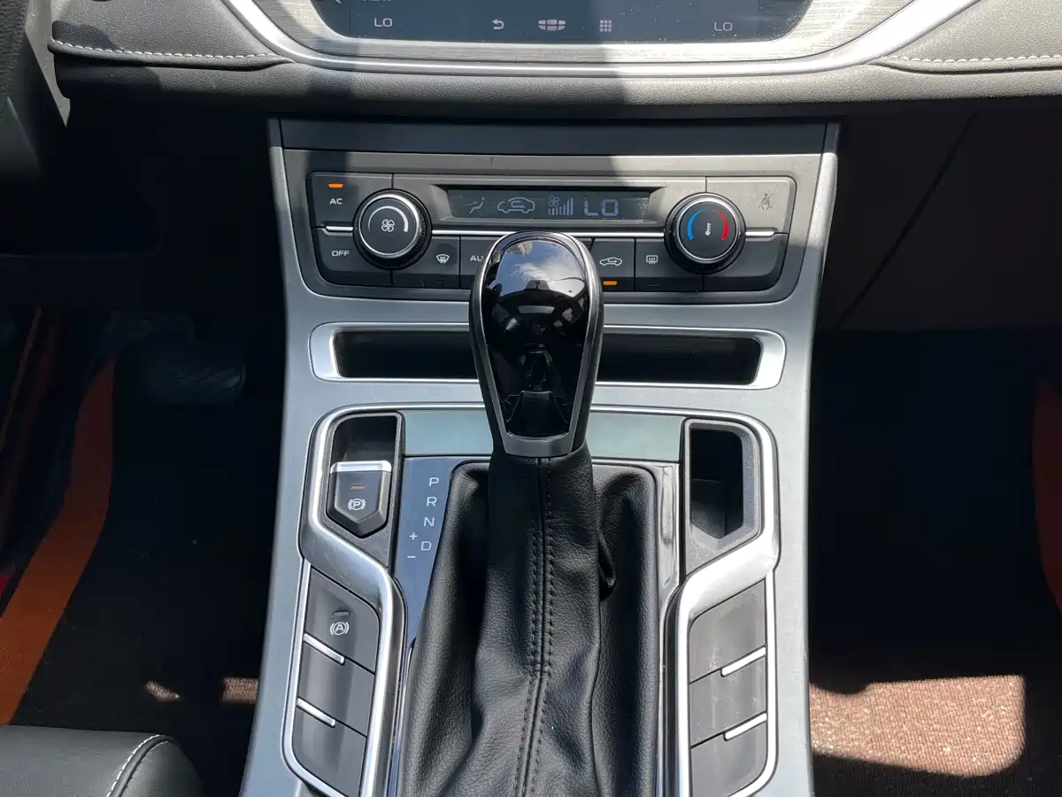 Фото 11 - Geely Emgrand