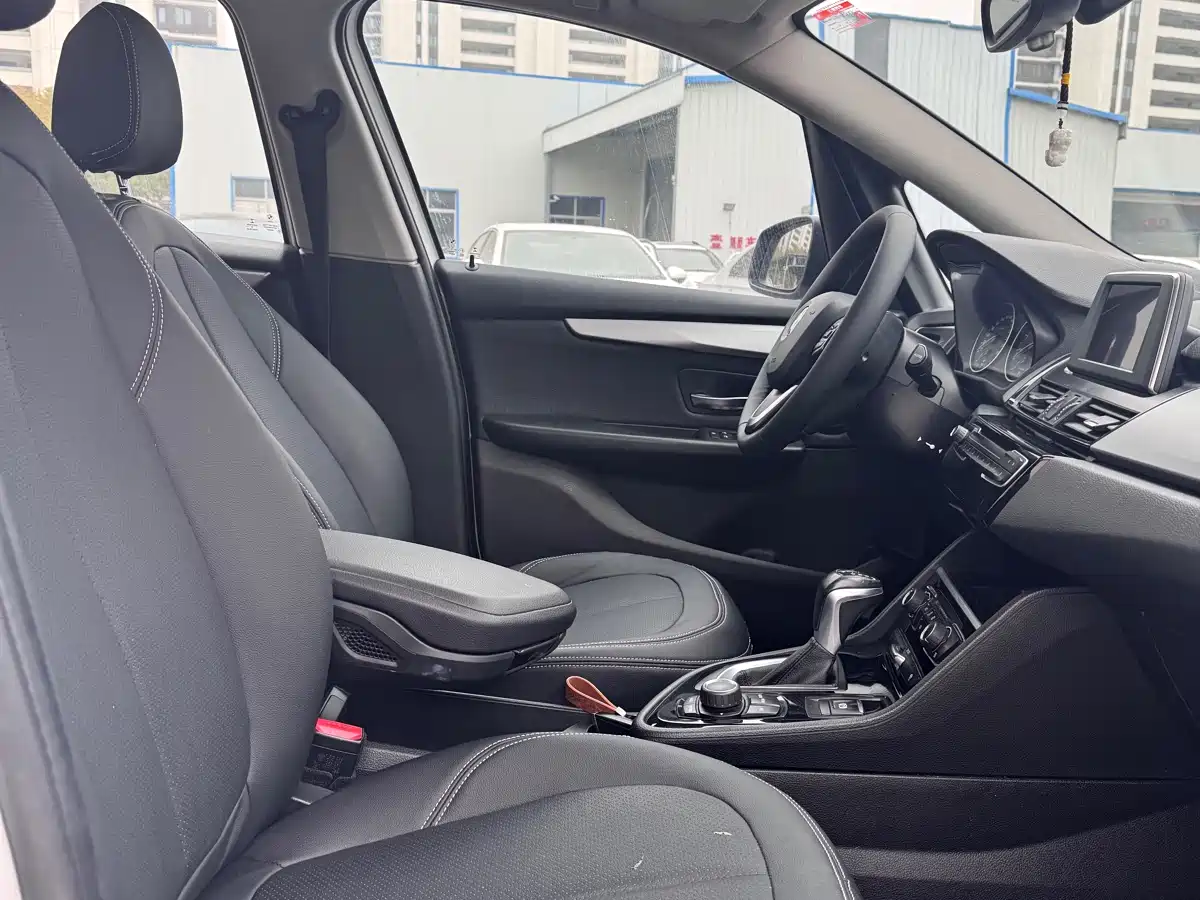 BMW 2 Series Touring 2018 218i Sport Line фото 11
