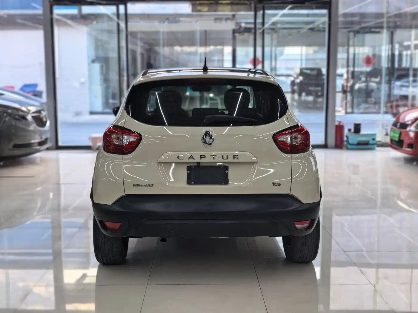 Renault Captur 2015 2015 Model 1.2T Automatic Standard Edition