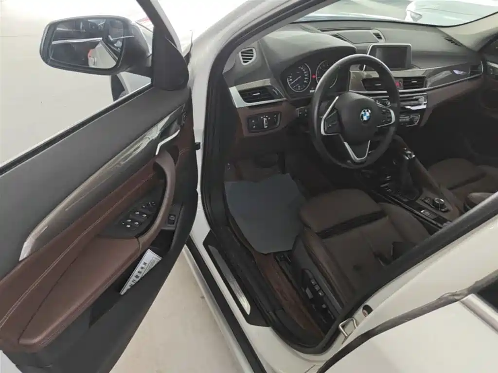 BMW X1 2016 sDrive18Li Luxury Model фото 16