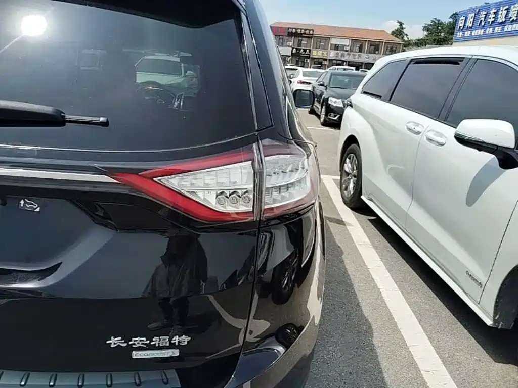 Фото 8 - Ford Edge