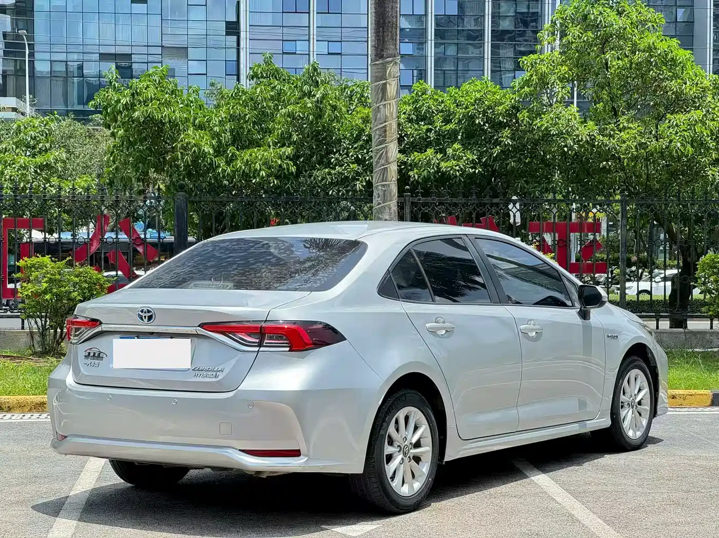 Toyota Corolla 2019 Hybrid 1.8L E-CVT GL-i Elite Edition фото 4