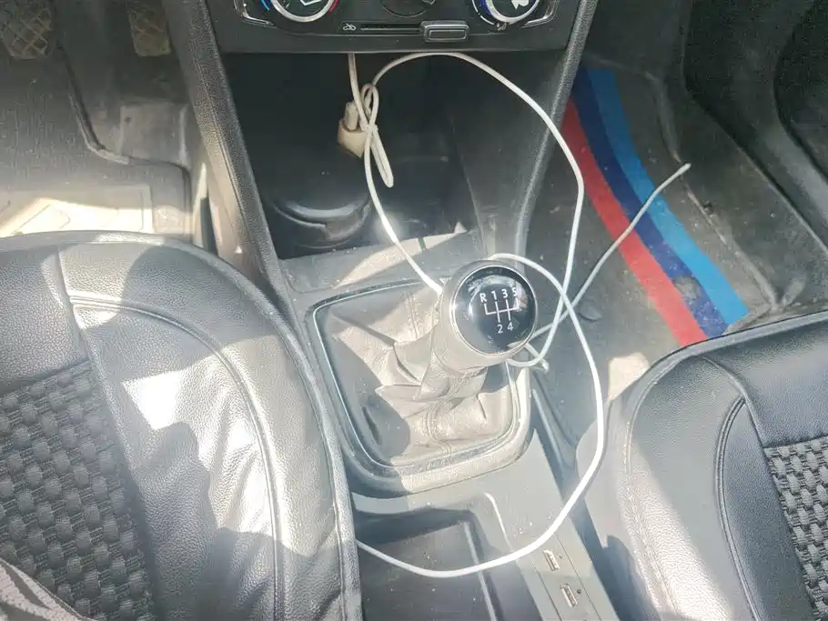 Volkswagen Jetta 2015 1.6L Manual Trend фото 16
