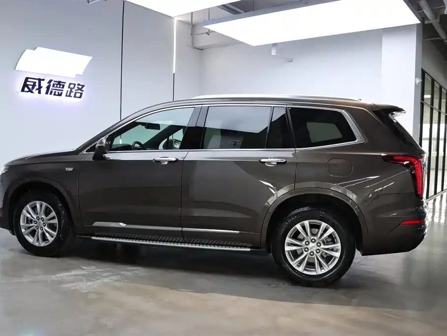 Фото 6 - Cadillac XT6