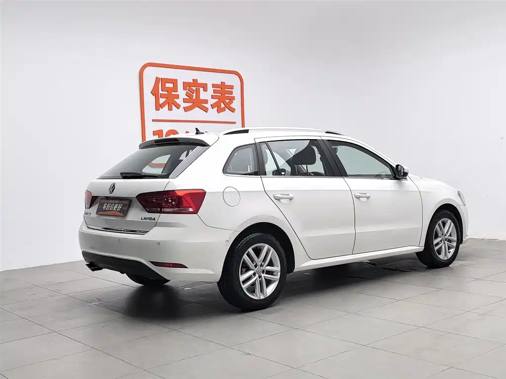 Volkswagen Lavida Tour 2015 1.6L Automatic Comfort Edition фото 2