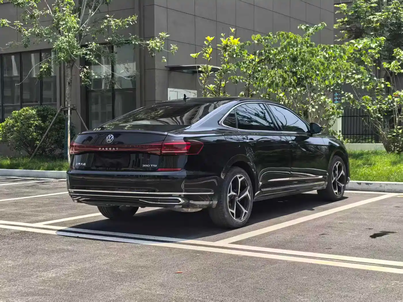 Volkswagen Passat 2025 Outstanding 380TSI Dragon Soaring Edition фото 9