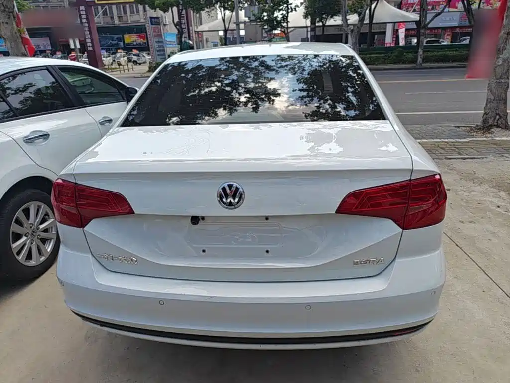 VOLKSWAGEN BORA