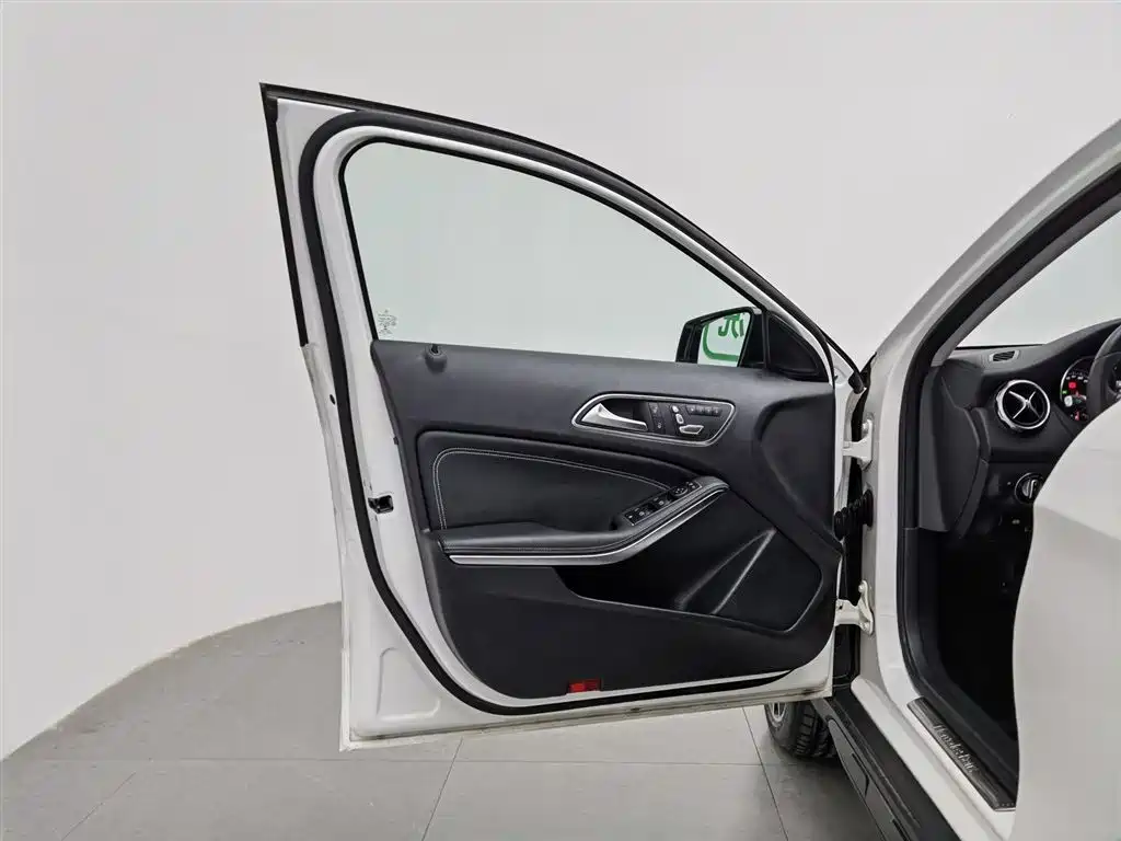 Mercedes-Benz GLA 2018 GLA 220 4MATIC Sport фото 8