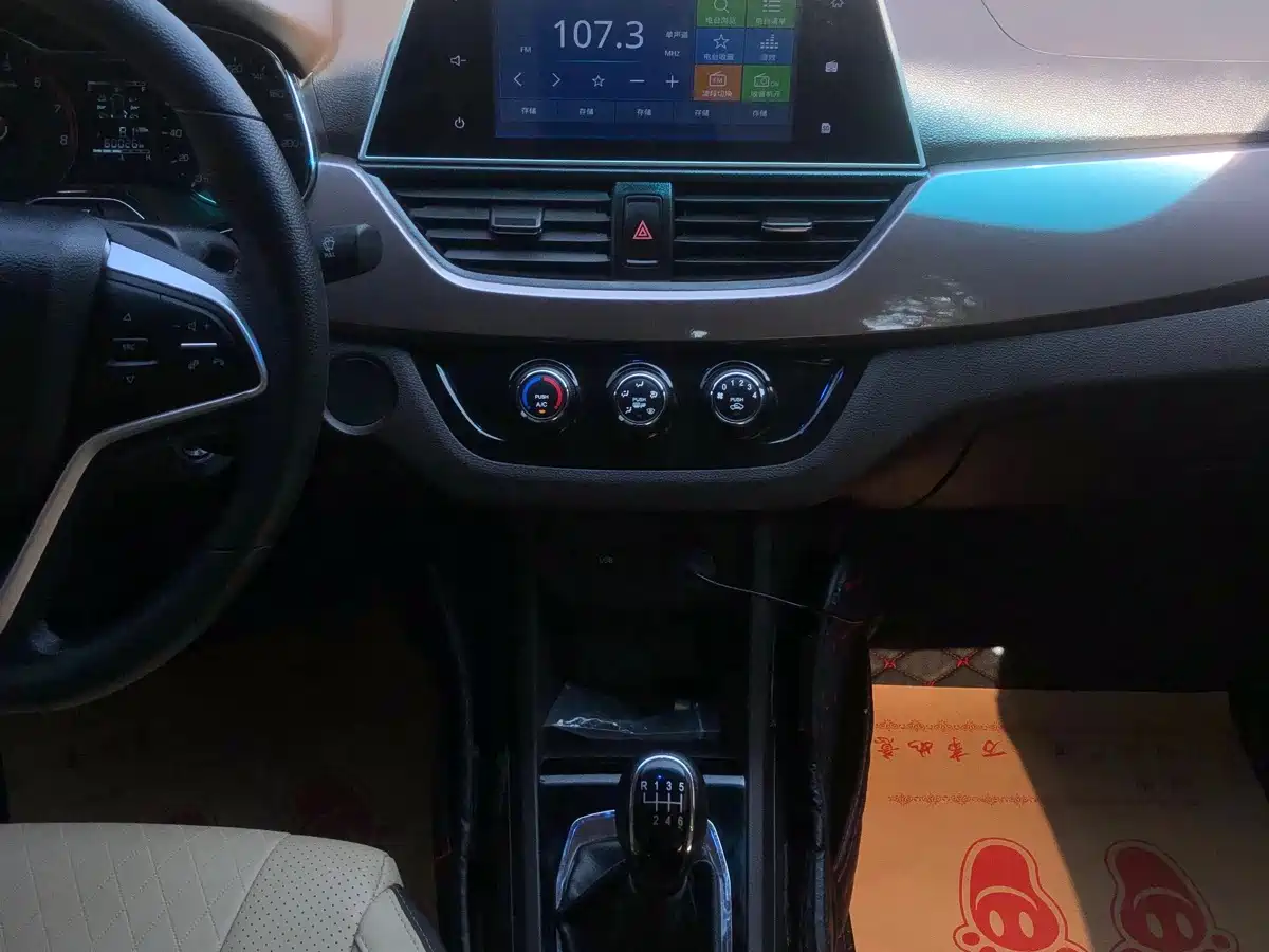 Baojun 310W 2019 2017 1.5L Manual Fashion Edition (China V)