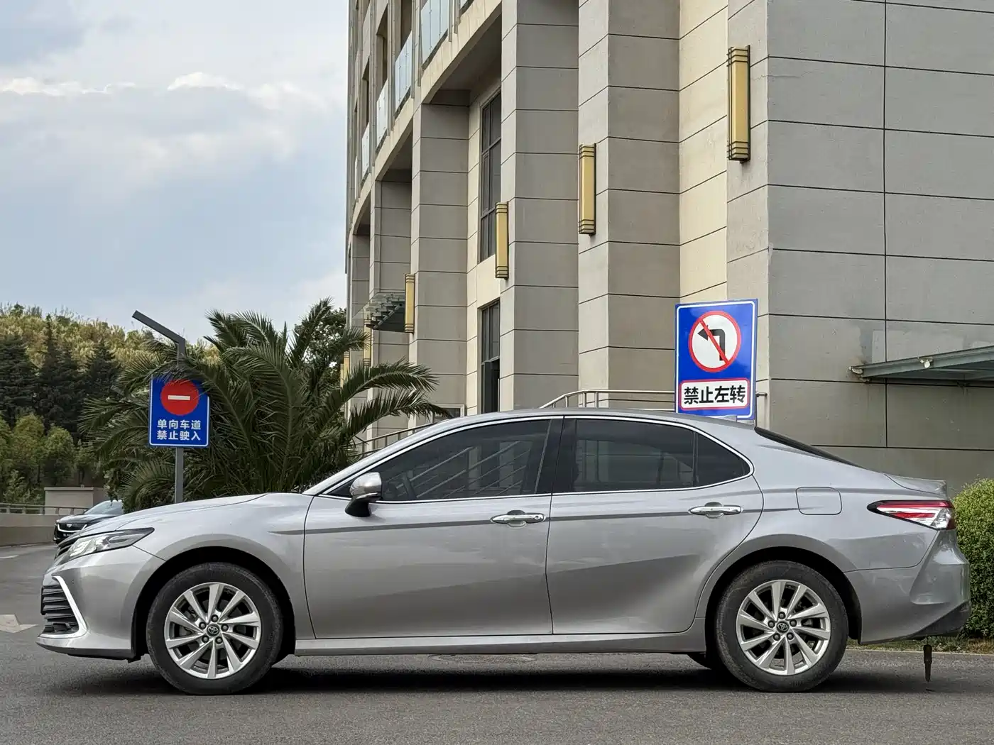 Toyota Camry 2023 2.0G Luxury Edition фото 6