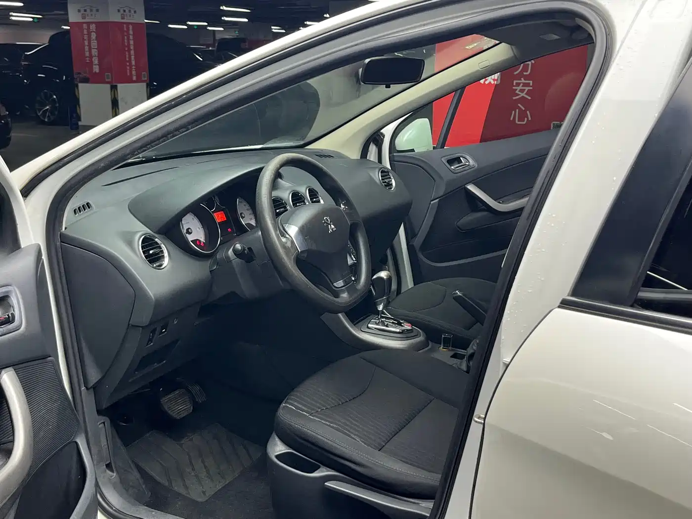 Peugeot 408 2013 2.0L Automatic Comfort Edition фото 10