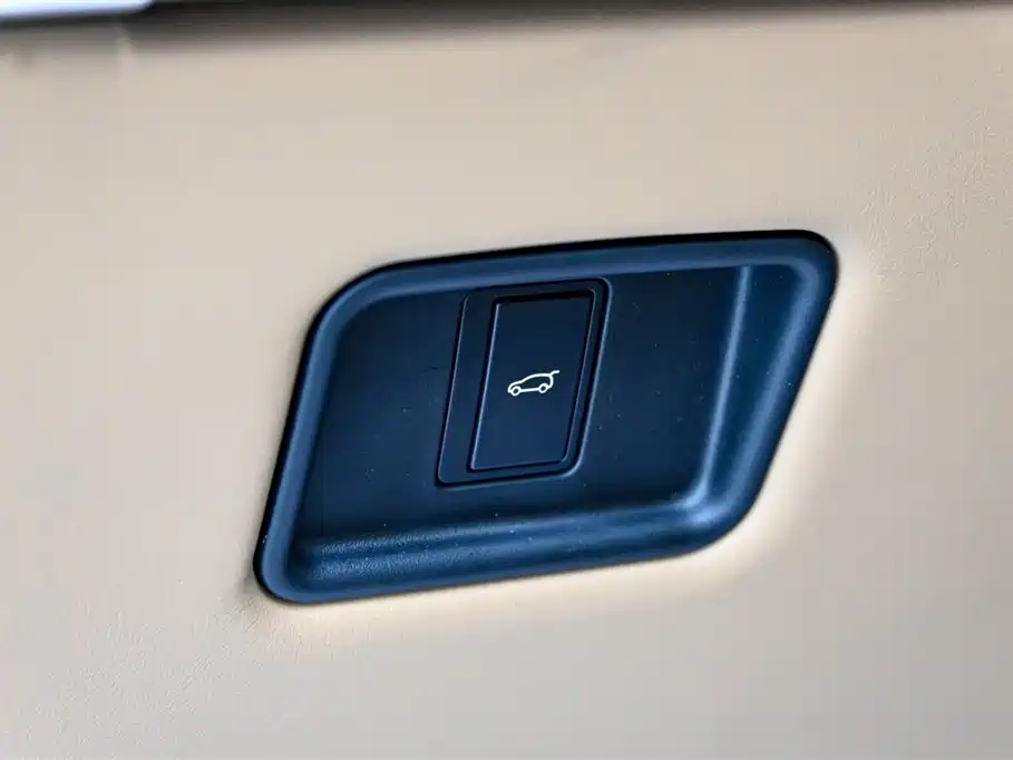 Land Rover Range Rover 2023 3.0 L6 360PS Golden Age Edition фото 24